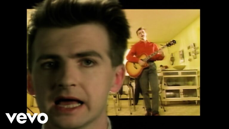 Crowded House – Don't Dream It's Over (Official Music Video)