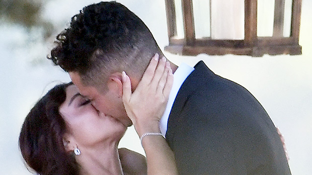 Sarah Hyland & Wells Adams Share First Kiss As Husband & Wife In Photo – Hollywood Life